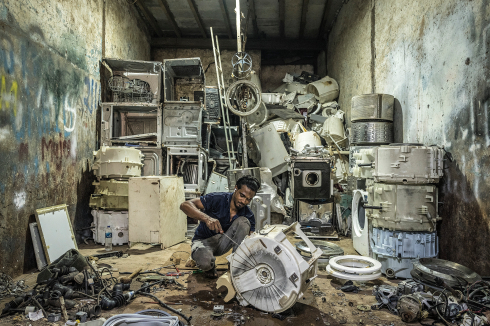 Dharavi ist ein bedeutender Wirtschaftsfaktor für Mumbai. Die Menschen wohnen und arbeiten hier. Es gibt mehrere Schulen, über 100 Tempel, Moscheen und Kirchen sowie ein Krankenhaus. Die Unternehmen in Dharavi erwirtschaften Schätzungen zufolge einen Umsatz von über einer Milliarde US-Dollar pro Jahr.<br />
