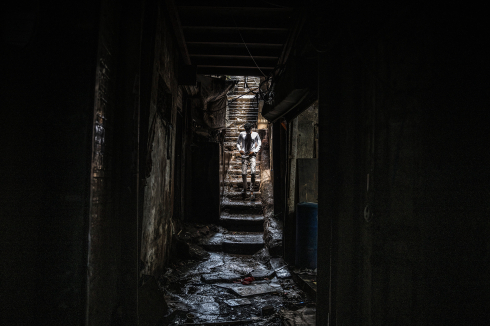 Auch wenn das makaber klingen mag: Dharavi ist ein Touristenhotspot. Jeder Reiseführer über Mumbai preist Touren durch den Slum an. Selbst in der National Gallery of Modern Art sieht man nur selten mehr westliche Touristen als hier, die meist etwas betroffen durch die engen Gassen laufen.