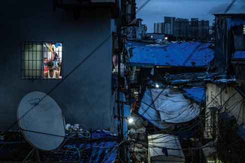 Die Slums verfügen über Strom, Wasser und öffentliche sanitäre Einrichtungen. Die Häuser sind allerdings so klein, dass es sich bei den Toiletten meist um öffentliche Gemeinschaftstoiletten handelt, die sich im Freien befinden.<br />