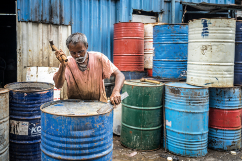 Hauptwirtschaftszweige in Dharavi sind Recycling, die Lederverarbeitung, Textilindustrie, sowie Keramikund Töpfereiwaren.