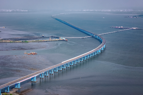 21,8 Kilometer lange Expressverbindung über den Thane Creek zur östlich gelegenen Satellitenstadt Navi Mumbai: Der Trans Harbour Link, die längste Meeresbrücke Indiens, wurde im Januar 2024 eingeweiht.<br />