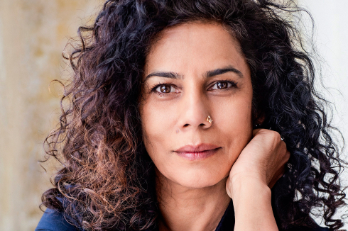 <strong>Anupama Kundoo</strong> schloss 1989 ihr Architekturstudium an der Universität Mumbai ab. 1990 gründete sie ihr eigenes Büro und etablierte sich in Auroville als praktizierende Architektin. 2008 promovierte sie an der Technischen Universität Berlin, seit 2024 ist Anupama Kundoo dort Professorin für Architektur und Entwurfsmethoden.<br />