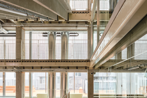 Die neue Fassade auf der Rückseite des Hauses. Die Glaswände, die Bibliothek und Arbeitsräume vom Treppenraum abgrenzen, gehören zu den wenigen neuen Bauelementen.<br />