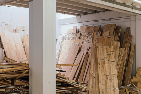 Ob Lüftungsrohre, Fassadensteine, Türrahmen, Die-len, Regalsysteme, Decken-platten, Dachpappe, geborgene Spülbecken, Gips- /MDF-Platten ...<br />