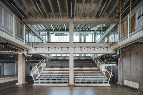 Der neue Treppenraum ist Foyer und Herzstück des Hauses.<br />