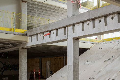 Die Bilder veranschaulichen den Transformationsprozess des Hauses: Decken wurden aufgebrochen und in Treppen umgewandelt. Da die Tragstruktur ohne die Betonplatten an Stabi­lität verlor, war eine zusätz­liche Stahlverstärkung erforderlich.<br />