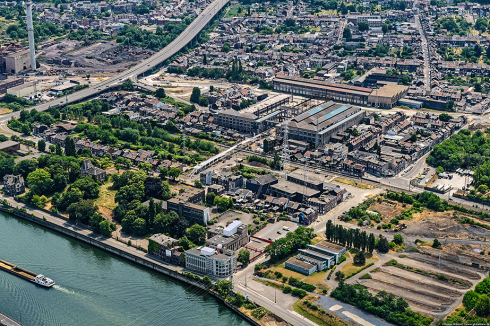 Zwischen der Maas und den ehemaligen Industriehallen ...<br />
