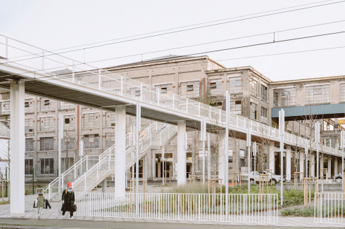 Der Umbau der Ateliers Centraux wurde 2023 fertig-gestellt. Neue Funktionen und Verbindungen haben die ehemaligen Maschinenhallen wieder ins städtische Gefüge integriert.<br />