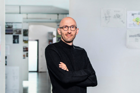<strong>Michel Casertano</strong> <span class="White">ist Partner und Gesellschafter bei Atelier Brückner in Stuttgart und leitender Architekt für den Wettbewerb zum Museum Selma. Seine Schwerpunkte sind die Konversion denkmalgeschützter Bestandsbauten, Kulturbauten und Bauten mit Fokus auf Szenografie.</span><br />