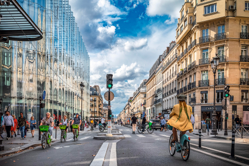 Zwei Ansätze, ein Ziel: Erreichbarkeit verbessern. Die radfreundlichere Rue de Rivoli, im 1. und 4. Arrondissement, ...<br />