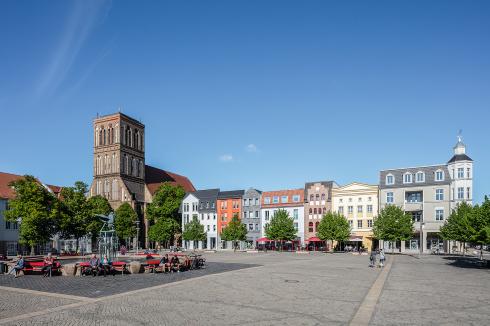 ... zum kleinteiligen Wiederaufbau des Anklamer Marktplatzes über 44.000 Likes.<br />