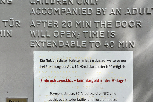 Zugang zur öffentlichen Toilette nur mit EC-Karte? Eine Regelung, die nicht  nur Obdachlose auschließt, sondern auch Menschen ohne Bankkonto wie  Geflüchtete, Kinder und  Jugendliche, Touristen  ohne passende Zahlungsmittel oder Jogger.<br />