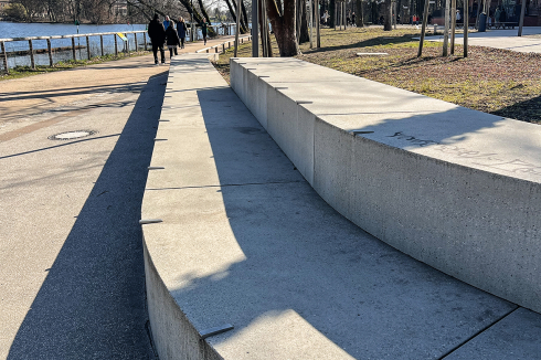 Der subkulturellen Ausdrucksform Skateboarden wird häufig mit Zurückhaltung oder sogar Skepsis begegnet. Skatekultur wird nicht als kreative Nutzung, sondern als Störung wahrgenommen, die angeblich kaputtmacht, was doch eigentlich belebt wird. <br />