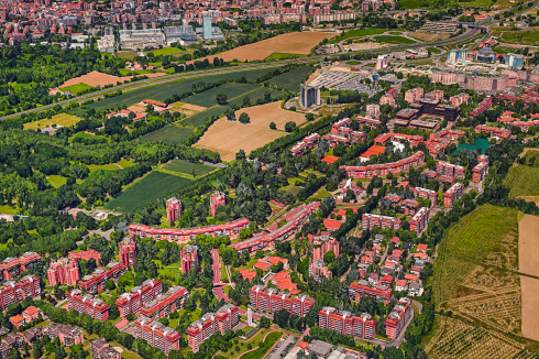 Milano 2 entstand 1970–79 nach Plänen der Architekten Giancarlo Ragazzi, Giuseppe Marvelli, Antonio D’Adamo, Giulio Possa und dem Landschaftsarchitekten Enrico Hoffer.<br />