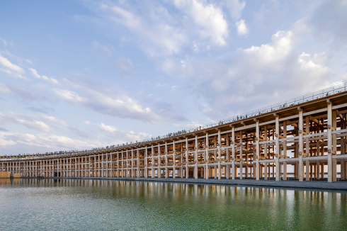Sou Fujimotos Grand Ring, umschließt das Expo-2025-Gelände in Osaka. Er ist der aktuell größte Holzbau der Welt, weiß das Guinessbuch der Rekorde.<br />