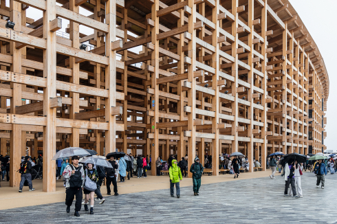 ... ein konstruktives Detail, das ihre Wiederverwendung nach dem Abbau des Rings am Ende der Expo erleichtern soll.<br />