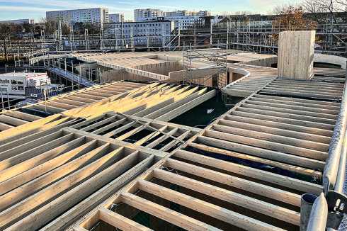 Der Holzbauer konnte ­Stützen, Balken und Wände vor Ort rasch zusammen­stecken – mit Scherzapfen- und Schwalbenschwanzverbindungen.<br />
