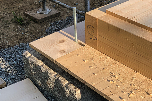 Granitsteine dienen dem Haus als Fundamente, die auch nach Fertigstellung zum Teil sichtbar sind. <br />