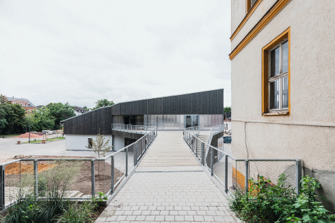 Eine Brücke verbindet das Blockinnere mit der höher gelegenen Jakobstraße.<br />