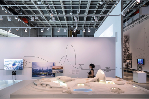 Ausstellungsansicht mit einem Modell des Shenzhen Bay Culture Park.<br />