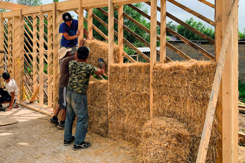 Die Architektin beschreibt die temperaturmoderierende und luftbefeuchtende Wirkung der Naturmaterialien als zuträglich für eine Lernumgebung.<br />