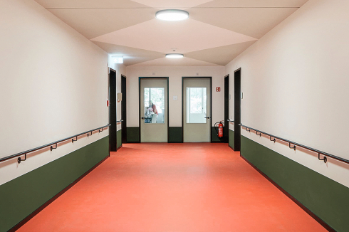 Die Flure sind breit genug, um an Nachbarn vorbei­zukommen, die vielleicht ein Schwätzchen vor der Wohnungstür halten.<br />