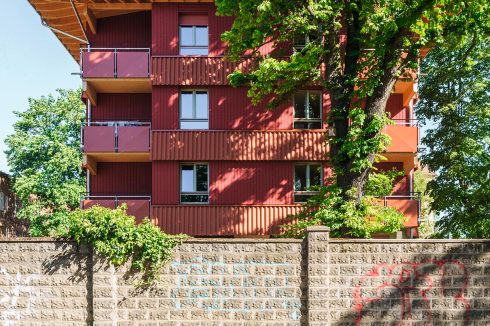Die Gartenmauer aus DDR-Zeiten begrenzt das Areal noch immer zur Nord­endstraße, wurde aber zur Erreichbarkeit des Neubaus geöffnet.<br />