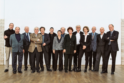 Das Präsidium des ersten Baukultur­konvents, 2003, v.l.n.r: Markus Allmann, Wolfgang Kil, Gottfried Kiesow, Thomas Sieverts, Werner Durth, Peter Kulka, Angela Bezzenberger, Hartmut Häußermann, Ingeborg Flagge, Meinhard von Gerkan, Louisa Hutton, Michael Krautzberger, Bernd Hunger, Kaspar Kraemer.<br />