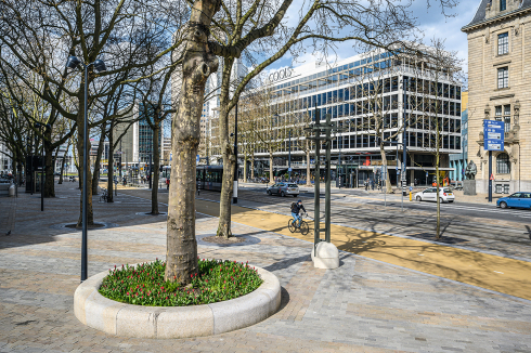 ... und 2021, nach der Umgestaltung durch West 8 (Blick in Richtung Norden zum Hofplein).<br />