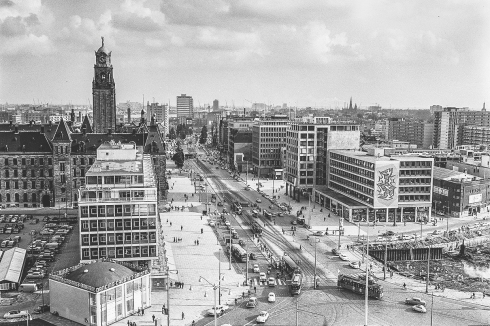 Der Coolsingel im Jahr 1960 (Blick nach Süden, im Vordergrund der Hofplein-Kreisel) ...<br />