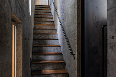Die schmale Treppe win­det sich als „Ruelle Intérieur“ um das trapezförmige Haus. Im Erd- und 1. Obergeschoss befindet sich ein Restaurant, im 2. Obergeschoss eine Gästewohnung, im 3. und 4. die Wohnung des Bauherrn, im 5. eine Dachterrasse.<br />