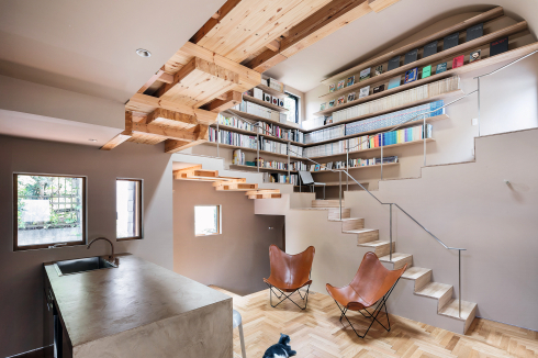 So wird die Treppe von einer bloßen Erschließung zu einer Split-Level-Bibliothek. Die Standard­tiefe der Stufen ist mit 90 Zentimetern ausgesprochen großzügig bemessen.<br />