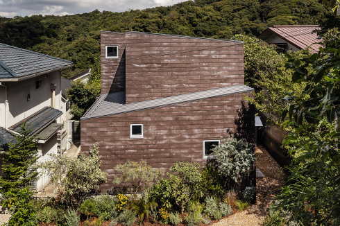 Das „Katzenhaus“ von Tan Yamanouchi liegt auf einem Hanggrundstück in Kamakura.<br />