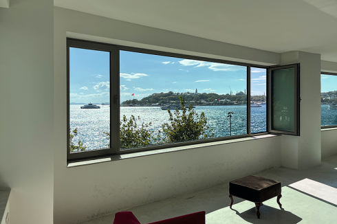 Aus dem Zihni Han, einem früheren Reederei-Bürohaus am Hafen, schweift der Blick über den Zusammenfluss von Bosporus und Goldenem Horn zum Topkapi-Palast und der Hagia Sofia<br />