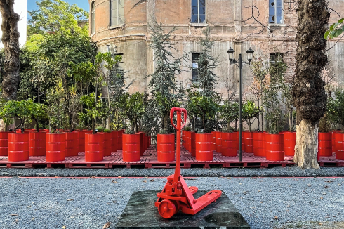 Khalil Rabah entwickelte für die Biennale den „Red Navigapparate“, der im Garten des alten Französischen Waisenhauses auf die Geschichte des Ortes eingeht und im weiteren Sinn das Thema Landaneignung behandelt.<br />