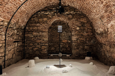 Ayman Zedani spielt mit seiner Installation aus Salz und Sound, die in der Griechischen Schule Galata ausgestellt ist, auf die Geschichte Jonas an, der vom Wal verschlungen wurde – in welchem Zusammenhang stehen Mensch und Meer?<br />