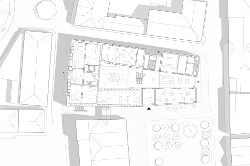 Ein Bogenfenster durchbricht die Dachfläche zum Schlachtermarkt und nimmt einen Dialog zum Schloss auf. Innen entfaltet sich ein überzeugendes Raumprogramm: Bestand und Neubau bilden eine Einheit durch ihre Dreiteiligkeit. Ein Atrium, von dem aus der Rundgang durch die Ausstellung führt, dient als Herzstück. Kritik äußerte die Jury an dem geplanten Aufzug im Gewölbekeller: der Eingriff sei dem Ort nicht angemessen.<br />