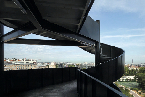 Der Himmel über Paris: Die stählerne Wendeltreppe dient neben zwei Aufzügen der Erschließung der Fondation und als Feuerleiter.<br />