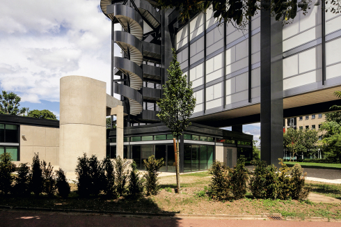 In zwei versetzt angeordneten Pavillons befinden sich der Eingang mit Foyer und ein Auditorium. In beiden Kuben der quadratischen Pavillons des Erdgeschosses befinden sich auch Gemeinschaftsräume.  <br />