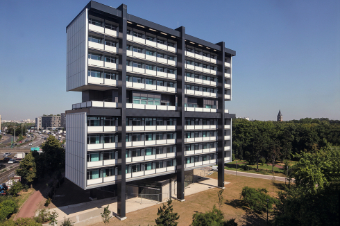Die einstige Maison de l’Iran ist Teil der 1925 gegründeten Studentenwohnsiedlung Cité Internationale Univer-sitaire de Paris im 14. Arrondissement. Zwischen drei Stahlbügeln wurden zwei Gebäudekuben übereinander eingehängt, in denen sich jeweils vier Wohngeschosse befinden.<br />
