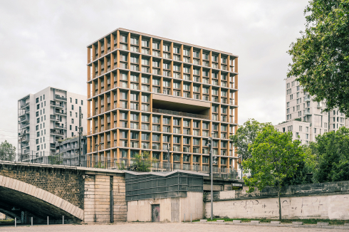 Am Ufer der Seine gelegen ragt der Turm „Wood Up“ zwischen Pont National und Périphérique 50 Meter empor.<br />