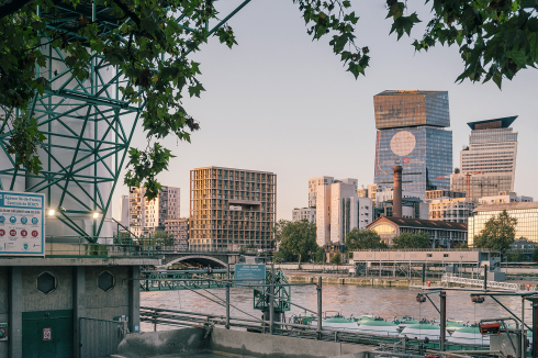 Rechts davon stehen die zueinander verdrehten Hochhäuser Tours Duo von Jean Nouvel (2022)<br />