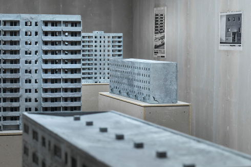 Markus Draper, Grauzone, Detail, 2015. Installationsansicht der Ausstellung „Wohnkomplex. Kunst und Leben im Plattenbau“, Privatsammlung, Köln<br />