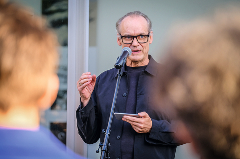 Ulrich Müller eröffnet die Jubiläumsschau „The Architecture Exhibition of Tomorrow“, Juli 2025.<br />