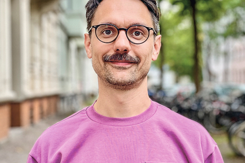 <strong>Stefan Signer </strong><br />ist Architekt und arbeitet seit 2022 im Stadtplanungsamt Leipzig im Fachbereich Gestaltung öffentlicher Raum. Zwischen 2014 und 2022 arbeitete er als wissenschaftlicher Mitarbeiter an unterschiedlichen Professuren der Bauhaus-Uni Weimar. Zusammen mit Prof. Hilde Barz-Malfatti veröffentlichte er 2020 den ersten Teil der Neuen Öffentlichkeit – Europäische Stadtplätze des 21. Jahrhunderts. <br />