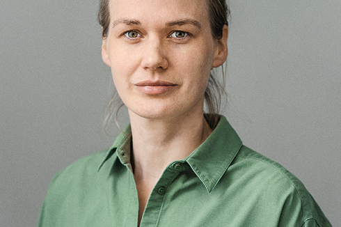 <strong>Gesche Bengtsson<br /></strong><span class="White">hat einen Master in Architektur von der Bauhaus-Uni Weimar. 2021 gründete sie </span>gemeinsam mit Elena Mas-<br />la und Zora Syren das Architekturbüro etal. 2026 übernehmen die drei die Gastprofessur für Architektur am KIT: „Umgang mit dem baulichen Bestand im ländlichen Raum“. Den Bauwelt-Preis 2025 erhielt etal. für das Wohnhaus Görzer 128 in München. Bengtsson nimmt teil an der Gesprächsrunde <span class="Bold">Auf das erste Haus bauen.</span><br />