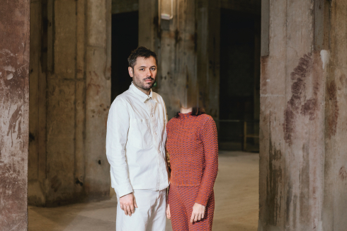 <strong>Pau Bajet </strong><strong>und Maria Giramé</strong> <br />gründeten Bajet Giramé 2017 in Barcelona, nachdem beide vier Jahre lang im Büro David Chipperfield Architects in London gearbeitet hatten. Mit ihrem eigenen Büro entwickeln sie Architekturprojekte, bauen Prototypen, gestalten Ausstellungen und Publikationen und untersuchen dabei materielle, soziale und ökologische Zusammenhänge. Sie verbinden ihre praktische Tätigkeit mit akademischer Lehre und sind Co-Kuratoren des UIA World Congress of Architects 2026 in Barcelona. Ihre Arbeit wurde mit dem FAD-Preis 2024 „Stadt und Landschaft“ ausgezeichnet und war Finalist für den AR Emerging Award 2024. In ihrem Vortrag <strong>Time as Reserve </strong>wird es um materielle und immaterielle Spuren der Vergangenheit und des Kontexts gehen, die räumliche Prozesse der Transformation und Aneignung aktivieren – und die als Katalysatoren wirken, für das, was als Nächstes kommt.<br />