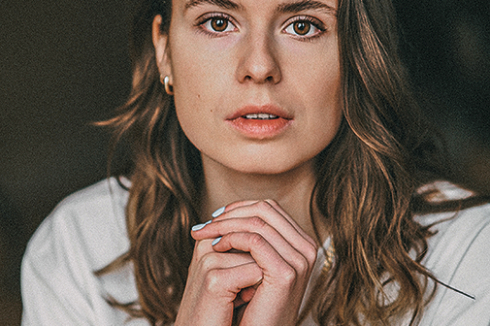 <strong>Luisa Neubauer </strong><br />ist Klimaaktivistin, Mitorganisatorin von Fridays for Future und gilt als eine der prominentesten Vertreterinnen der deutschen Klima-bewegung. Seit einiger Zeit baut sie verstärkt Allianzen zum Schutz der Demokratie und des Klimas auf. Im Frühjahr erschien ihr Buch: „Was wäre, wenn wir mutig sind?“ Ihr Vortrag <strong>Unser einziges Zuhause </strong>widmet sich der Frage, wie gebaut werden kann, ohne planetare Systeme zu verbauen.<br />