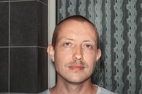 <strong>Thorsten Pofahl</strong> <br /><span class="White">gründete 2020 gemeinsam mit Tim Panzer und Matthias Hoffmann das Büro Demo Working Group in Köln. Das Büro verfolgt das Ziel, aus Ist-Zuständen neue, optimistische Perspektiven abzu-leiten. Zusammen mit Wiebke Becker von Jung diskutiert er während der Kongressgespräche die Frage </span><span class="Bold">Sanierung strategisch denken – wie lässt sich Bestand aufwerten? </span><span class="White">Caroline Kraft, Bauwelt-Redakteurin, übernimmt die Moderation.</span><br />