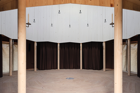 ... zieht sich als Motiv durch die Bodendetails und findet im Altar seinen Abschluss.<br /><br />